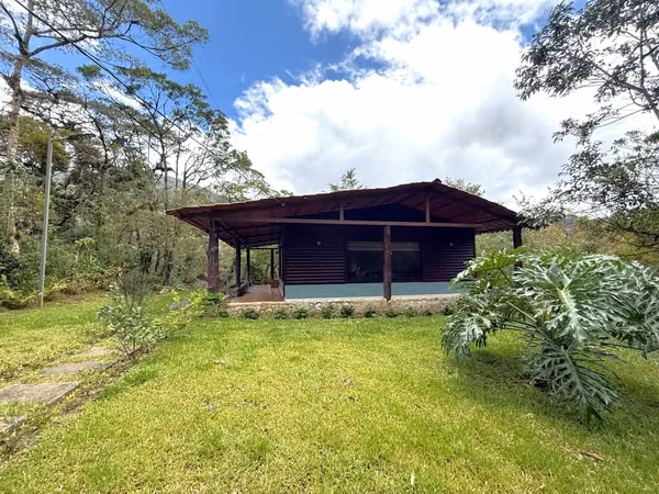 Finca con Cabaña Nueva en Bajos del Toro – Terreno de 2.000 m²