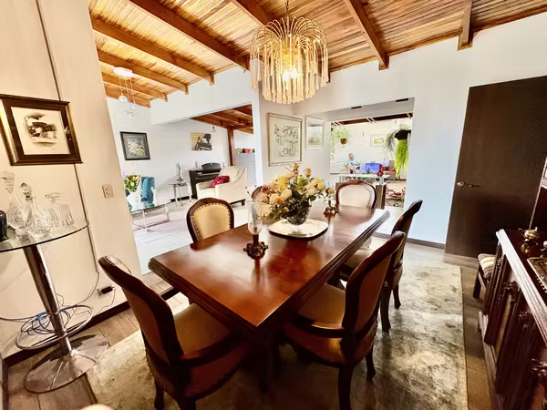 ESCAZU-POR DISTRITO 4! CASA INDEPENDIENTE ESQUINERA DE 4 HAB + SERVICIO, STUDIO Y AMPLIO JARDIN