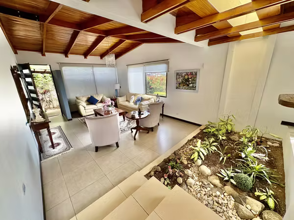 ESCAZU-POR DISTRITO 4! CASA INDEPENDIENTE ESQUINERA DE 4 HAB + SERVICIO, STUDIO Y AMPLIO JARDIN