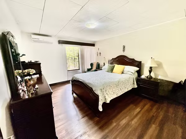 ESCAZU-POR DISTRITO 4! CASA INDEPENDIENTE ESQUINERA DE 4 HAB + SERVICIO, STUDIO Y AMPLIO JARDIN
