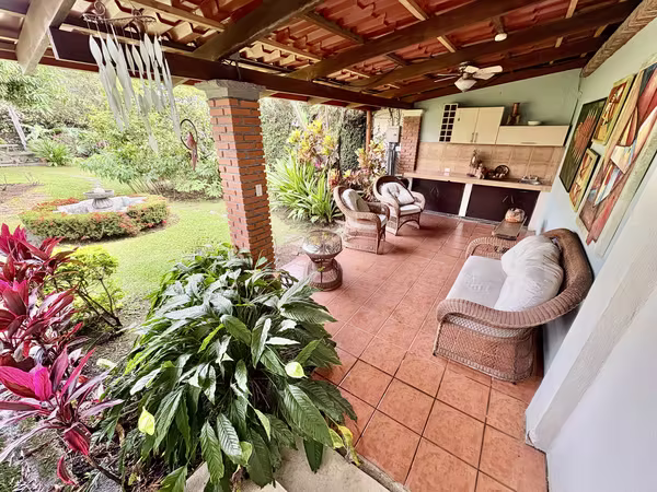 ESCAZU-POR DISTRITO 4! CASA INDEPENDIENTE ESQUINERA DE 4 HAB + SERVICIO, STUDIO Y AMPLIO JARDIN