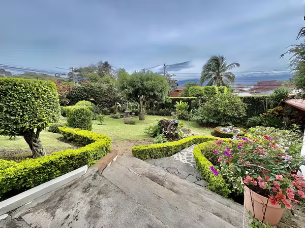 ESCAZU-POR DISTRITO 4! CASA INDEPENDIENTE ESQUINERA DE 4 HAB + SERVICIO, STUDIO Y AMPLIO JARDIN