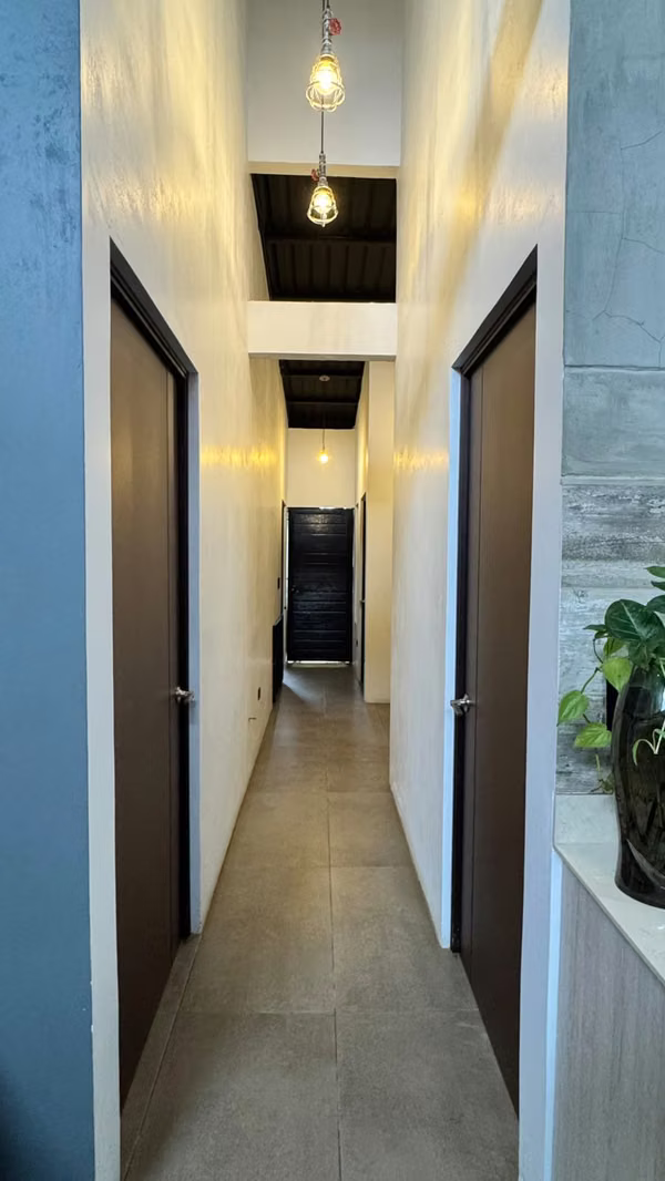 ¡SE VENDE CASA MODERNA EN BARVA DE HEREDIA!