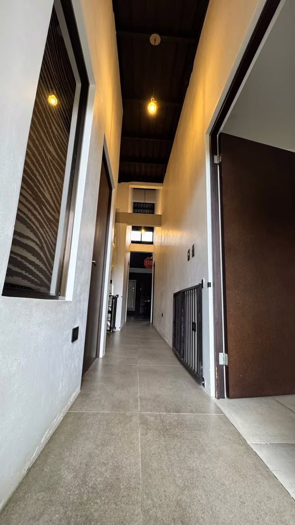 ¡SE VENDE CASA MODERNA EN BARVA DE HEREDIA!