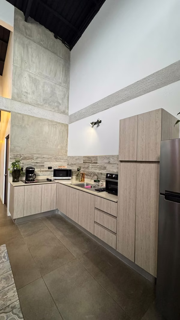 ¡SE VENDE CASA MODERNA EN BARVA DE HEREDIA!