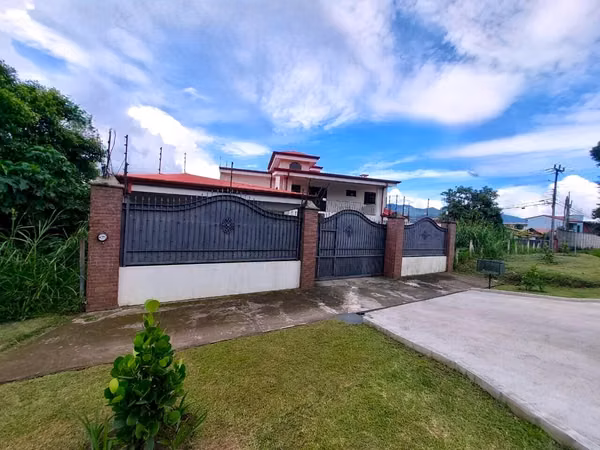 Venta de Casa con 5 parqueos en San Miguel de Santo Domingo