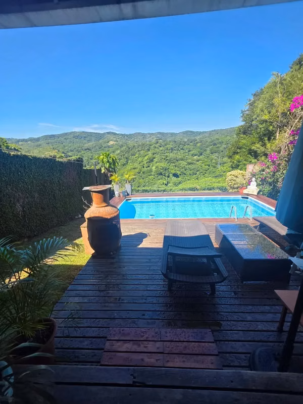 Espectacular Casa con Piscina Privada y Vistas a la Montaña en Mora