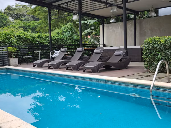 Loft amueblado en venta en Brasil de Santa Ana: Un oasis de diseño y calma (ref : 104)