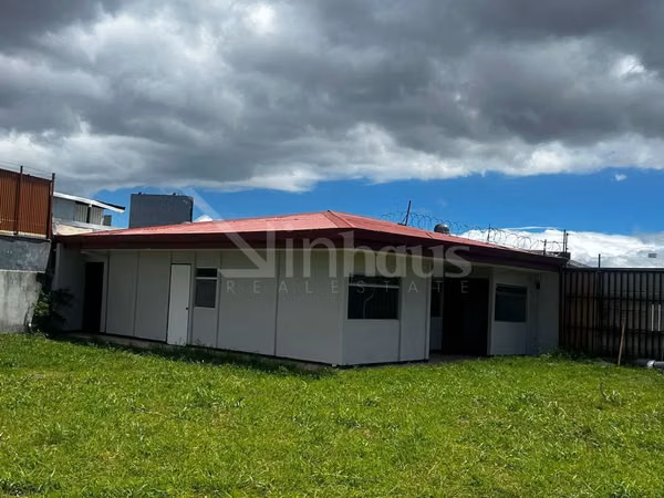 Amplia Bodega en Desamparados en Venta