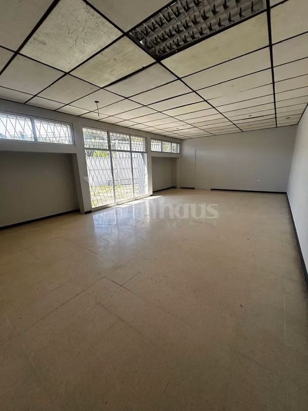 Amplia Bodega en Desamparados en Venta