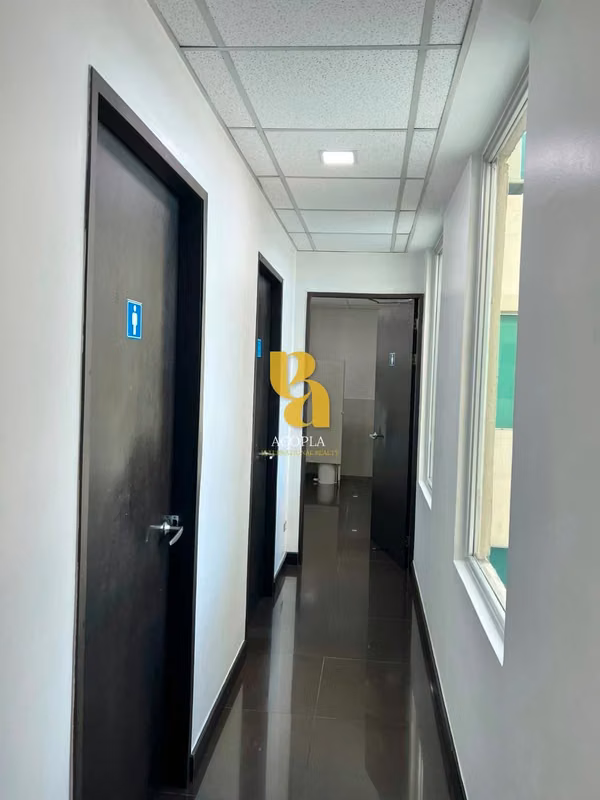 Alquiler de oficina u local de 300m2 en Escazú. Excelente ubicación