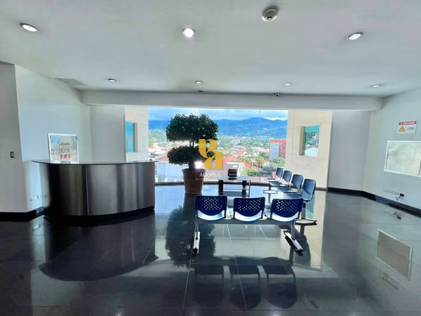Alquiler de oficina u local de 300m2 en Escazú. Excelente ubicación