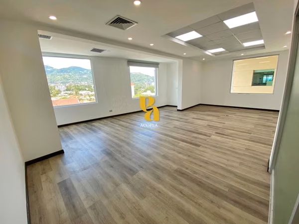 Alquiler de oficina u local de 300m2 en Escazú. Excelente ubicación