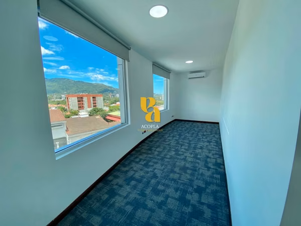 Alquiler de oficina u local de 300m2 en Escazú. Excelente ubicación