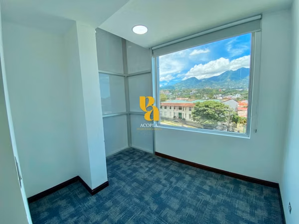 Alquiler de oficina u local de 300m2 en Escazú. Excelente ubicación