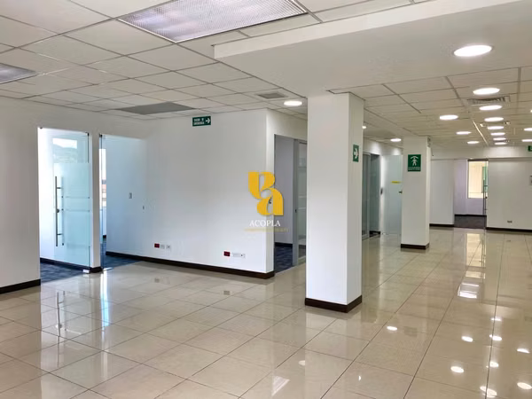 Alquiler de oficina u local de 300m2 en Escazú. Excelente ubicación