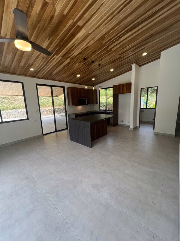 Casa Nueva y Moderna en Atenas — $400,000 USD