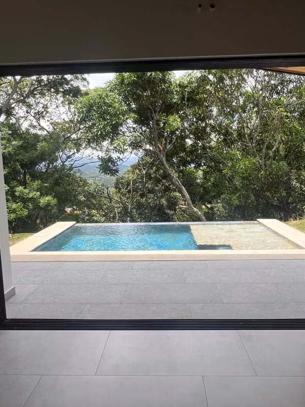 Casa Nueva y Moderna en Atenas — $400,000 USD