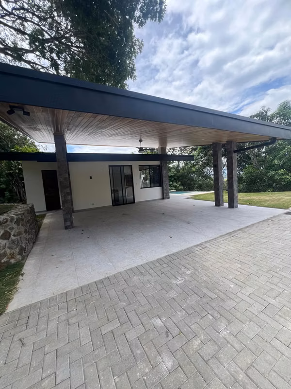 Casa Nueva y Moderna en Atenas — $400,000 USD