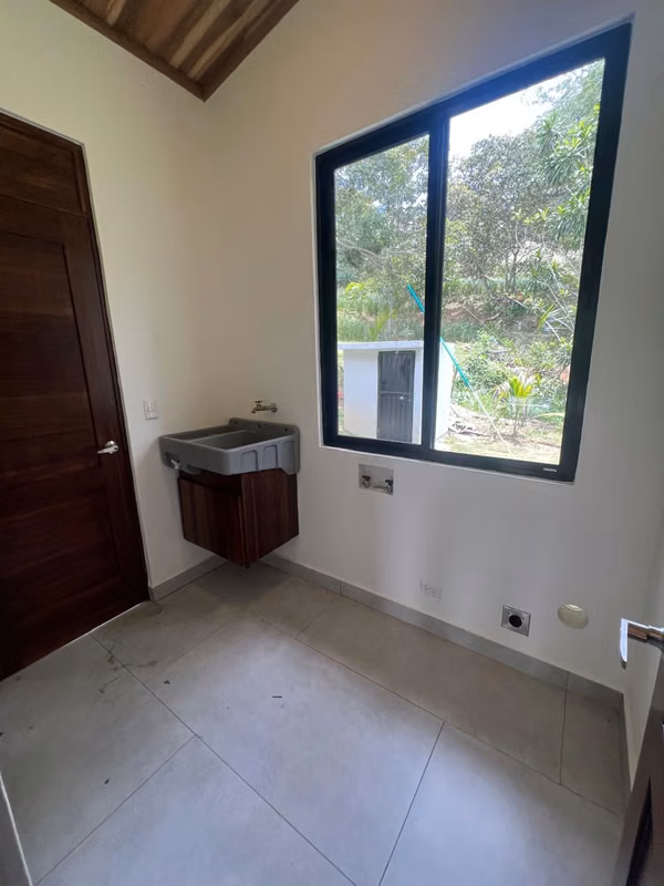 Casa Nueva y Moderna en Atenas — $400,000 USD