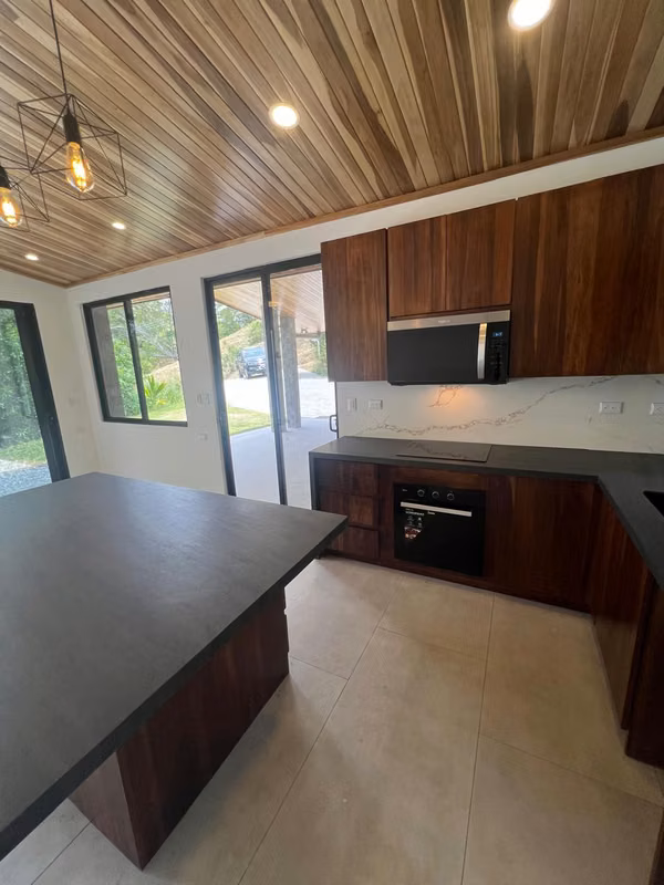 Casa Nueva y Moderna en Atenas — $400,000 USD