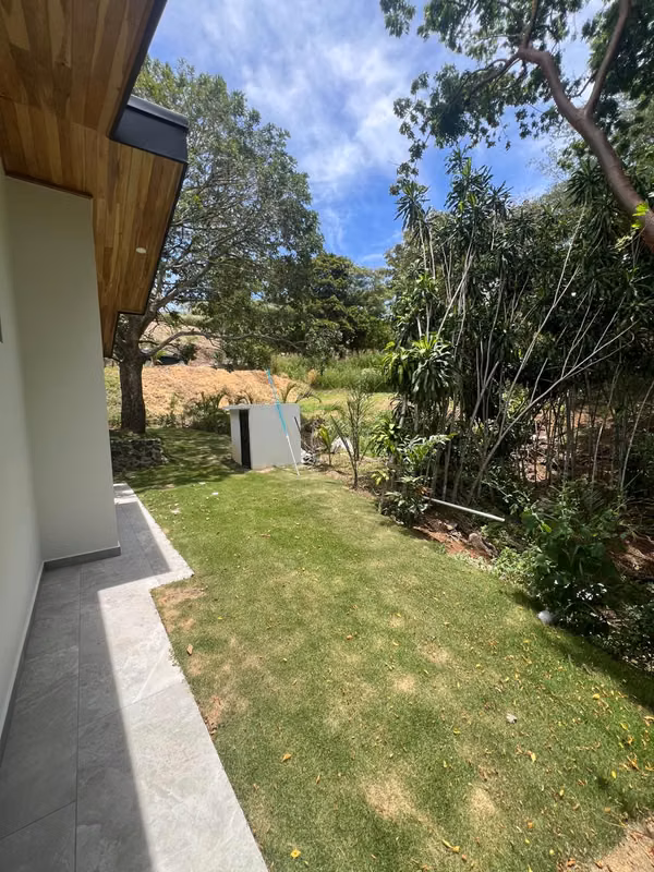 Casa Nueva y Moderna en Atenas — $400,000 USD