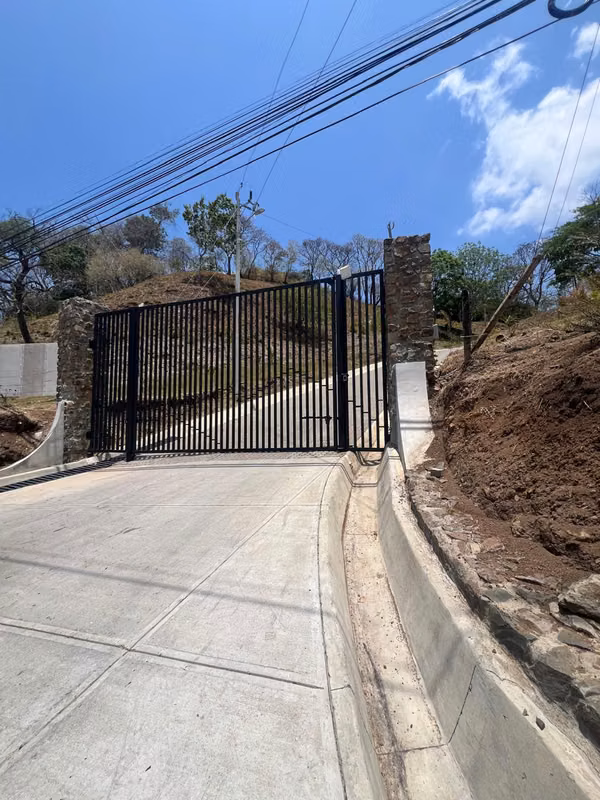 Casa Nueva y Moderna en Atenas — $400,000 USD
