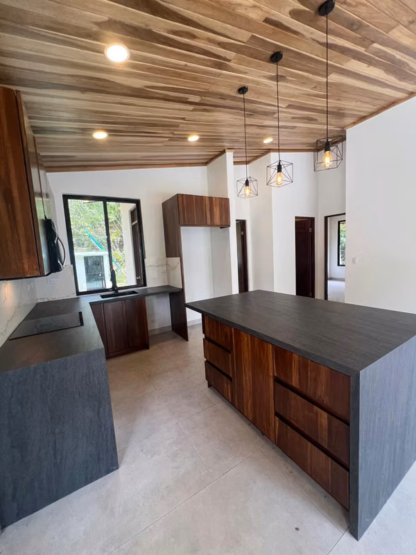 Casa Nueva y Moderna en Atenas — $400,000 USD