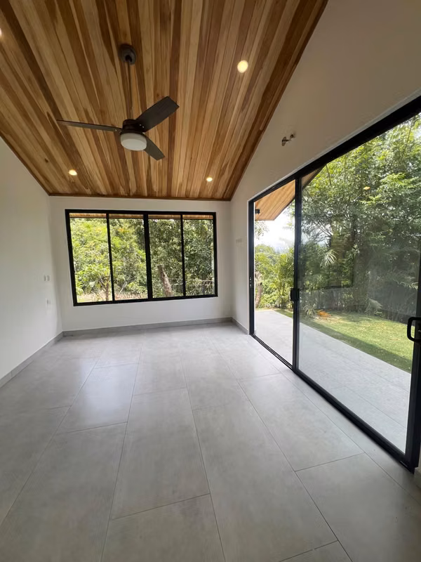 Casa Nueva y Moderna en Atenas — $400,000 USD