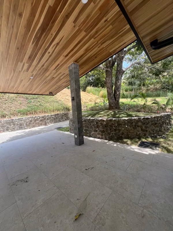 Casa Nueva y Moderna en Atenas — $400,000 USD