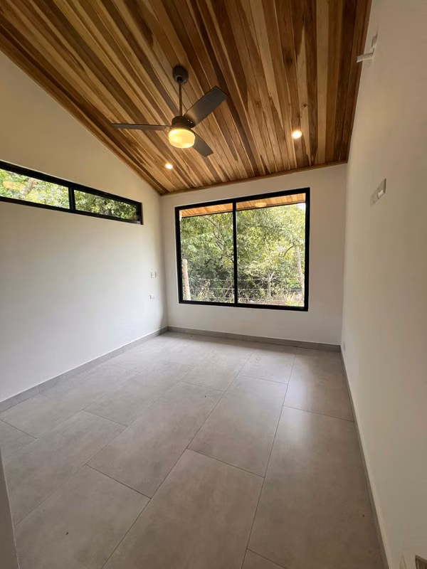 Casa Nueva y Moderna en Atenas — $400,000 USD