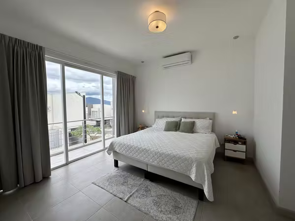 ALQUILER DE HERMOSA CASA EN CONDOMINIO LA ARBOLEDA