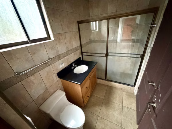 SE VENDE AMPLIA CASA EN LOMAS DE CARIARI -  HEREDIA