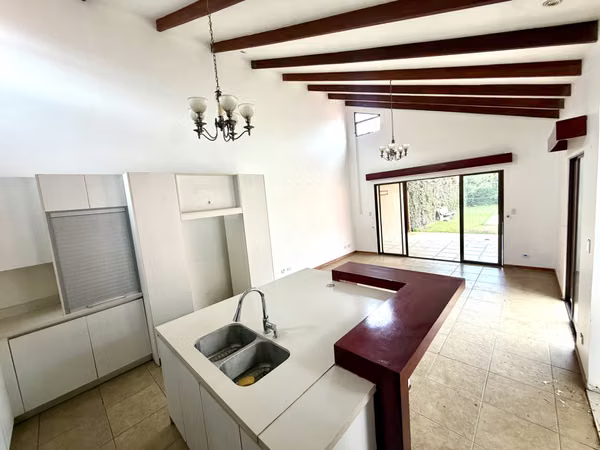 SE VENDE AMPLIA CASA EN LOMAS DE CARIARI -  HEREDIA