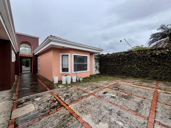 SE VENDE AMPLIA CASA EN LOMAS DE CARIARI -  HEREDIA