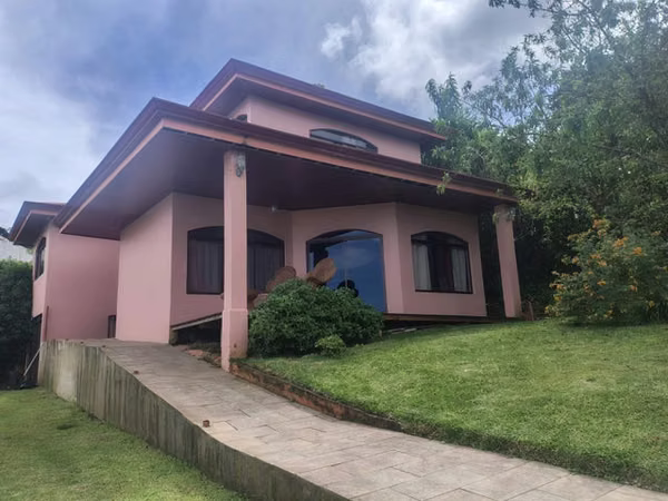 Venta de Casa de 3 Niveles en Zarcero de Alajuela.