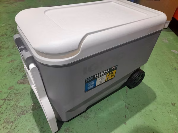 Hielera gris igloo de ruedas de 37lts nuevo con agarrador