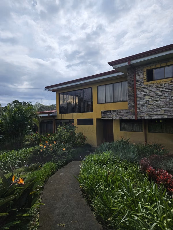 Casa en venta en San Isidro, grande, amplios jardines, 5 cuartos, 4,5 baños