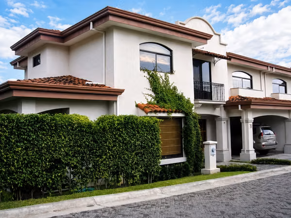 ALQUILER / VENTA DE CASA EN CONDOMINIO VÍA NOVA, POZOS DE SANTA ANA*
