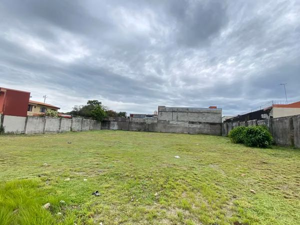 VENTA DE PROPIEDAD CON USO DE SUELO PARA APARTAMENTOS EN ALAJUELA