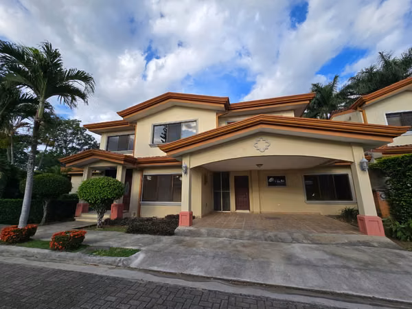 Casa en Condominio en Pozos – 3 Habitaciones + Cuarto de Servicio $2700