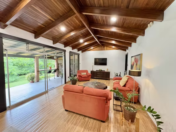 ALQUILER DE PROPIEDAD COMERCIAL EN SANTA ANA — TERRENO DE 2,510 M² CON USO DE SUELO MIXTO