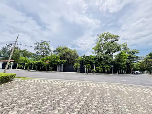 ALQUILER DE PROPIEDAD COMERCIAL EN SANTA ANA — TERRENO DE 2,510 M² CON USO DE SUELO MIXTO