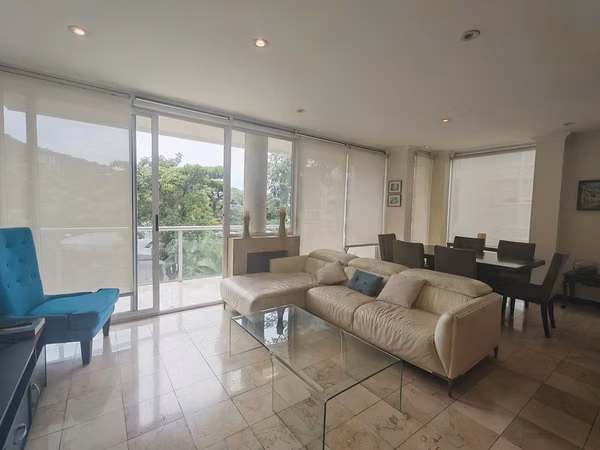 Condominio en alquiler en Escazú con amplia terraza y balcón