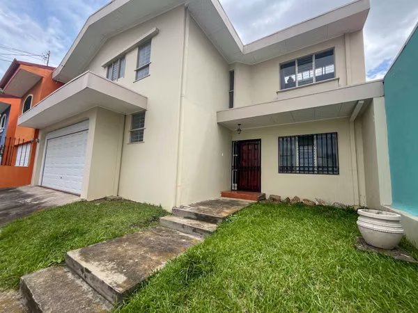 Venta de casa con piscina privada y jardín