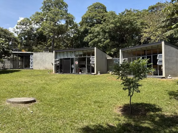 Tranquil 4BR Modern Minimalist Home in Nature - in El Rodeo, Ciudad Colón