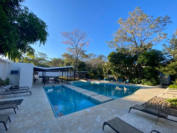 Casa Moderna 1 Planta en Condo Exclusivo | 3H + Oficina | Patio | Piscina | Seg 24/7 | Santa Ana