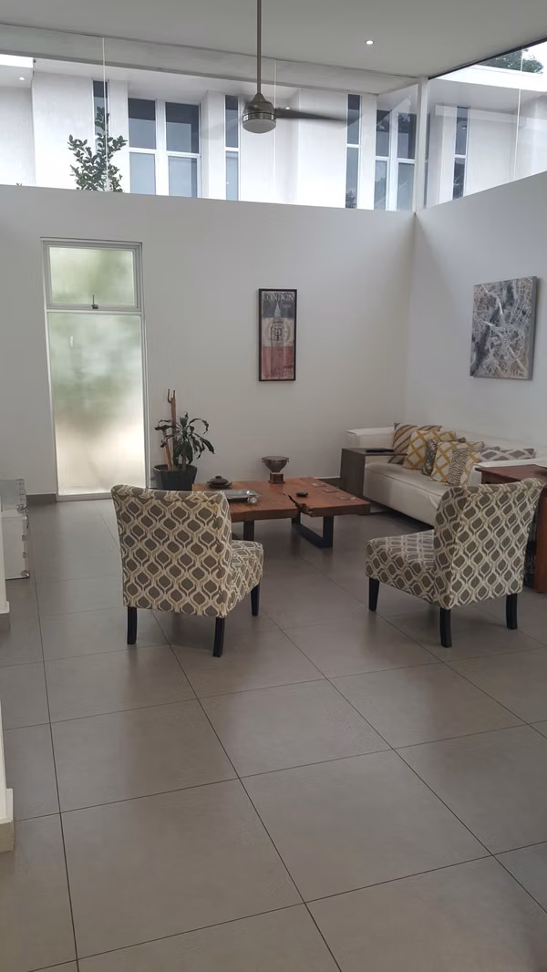 Casa Moderna 1 Planta en Condo Exclusivo | 3H + Oficina | Patio | Piscina | Seg 24/7 | Santa Ana