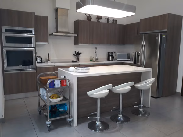 Casa Moderna 1 Planta en Condo Exclusivo | 3H + Oficina | Patio | Piscina | Seg 24/7 | Santa Ana