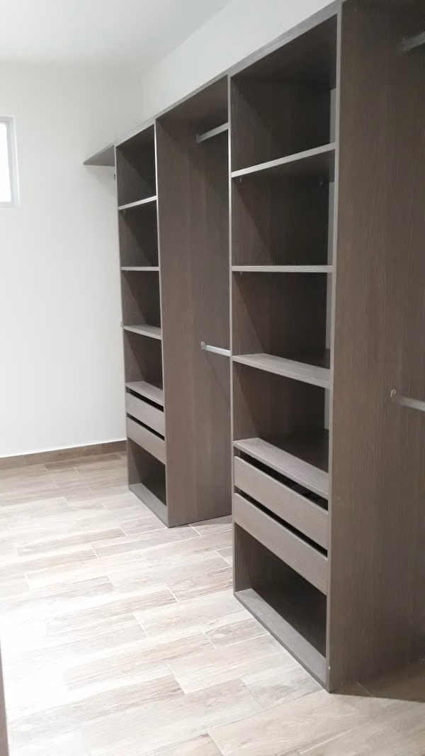 Casa Moderna 1 Planta en Condo Exclusivo | 3H + Oficina | Patio | Piscina | Seg 24/7 | Santa Ana